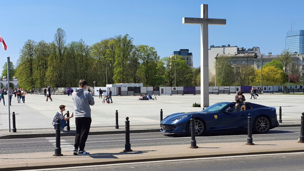 plac piłsudekiego ferrari Gdzie w Warszawie robić zdjęcia super drogich aut