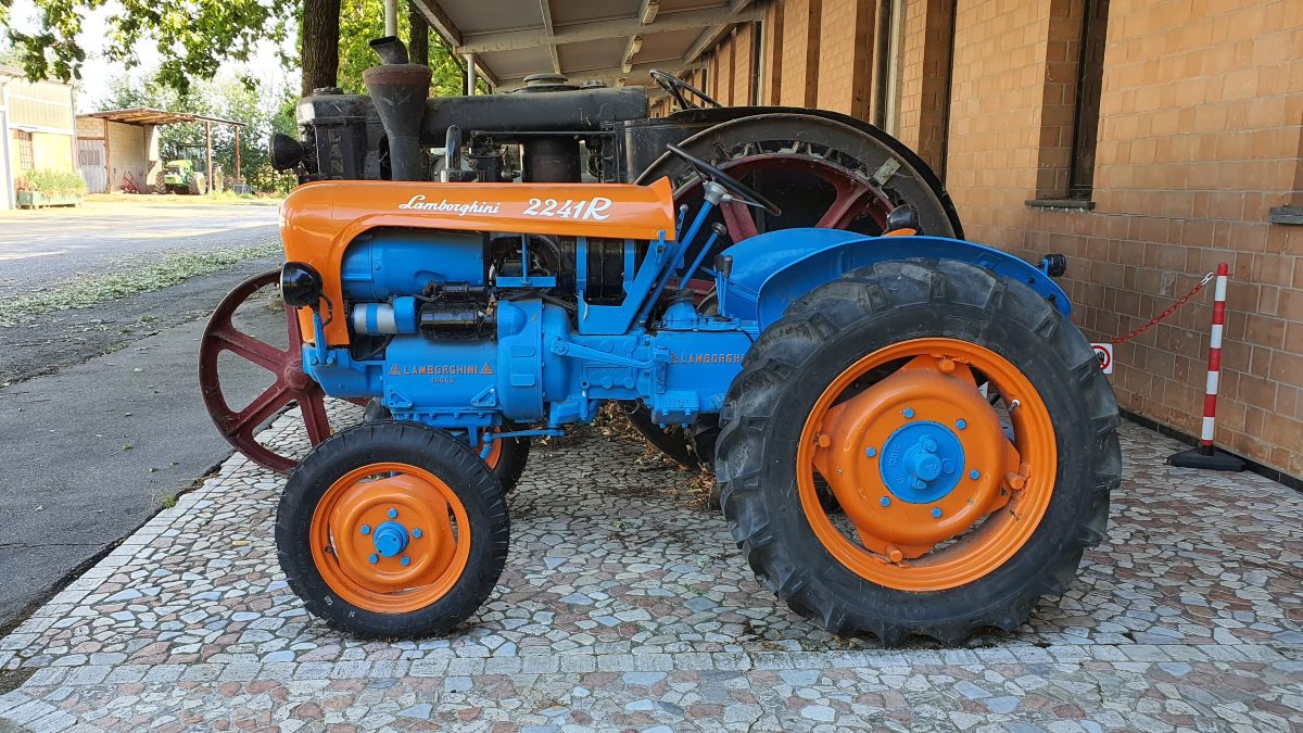 traktor lamborghini w muzeum maserati